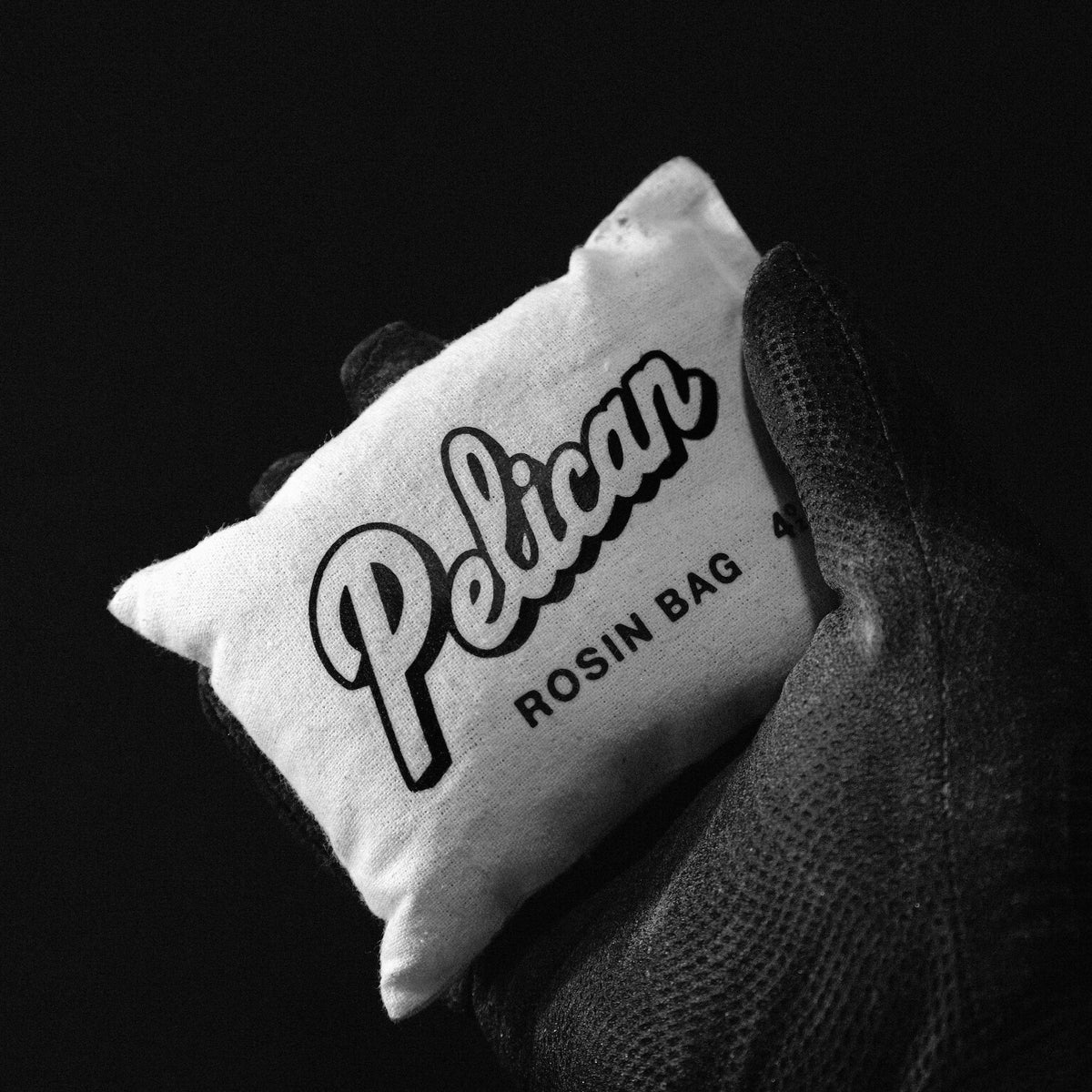 4oz rosin bag with powdered pine-gum for dry tack used by pitchers